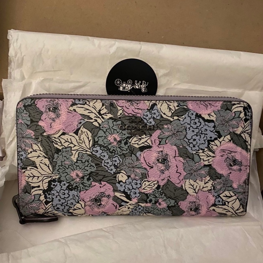 Coach Accordion Zip Wallet With Heritage Floral Print
Pewter/Soft Lilac Multi